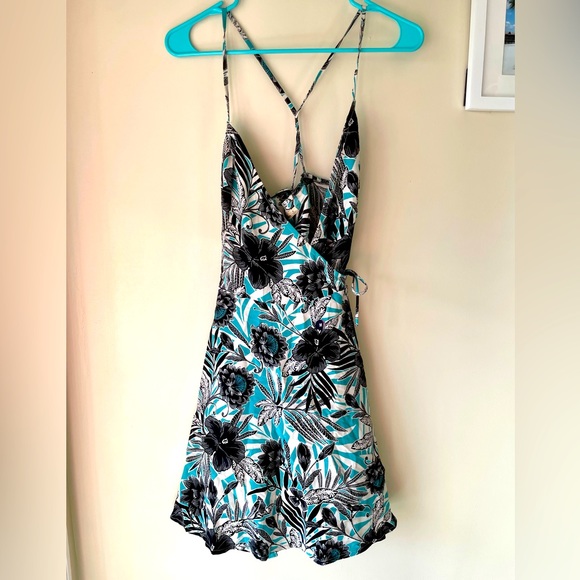 Hollister Dresses & Skirts - NWT Hollister floral dress